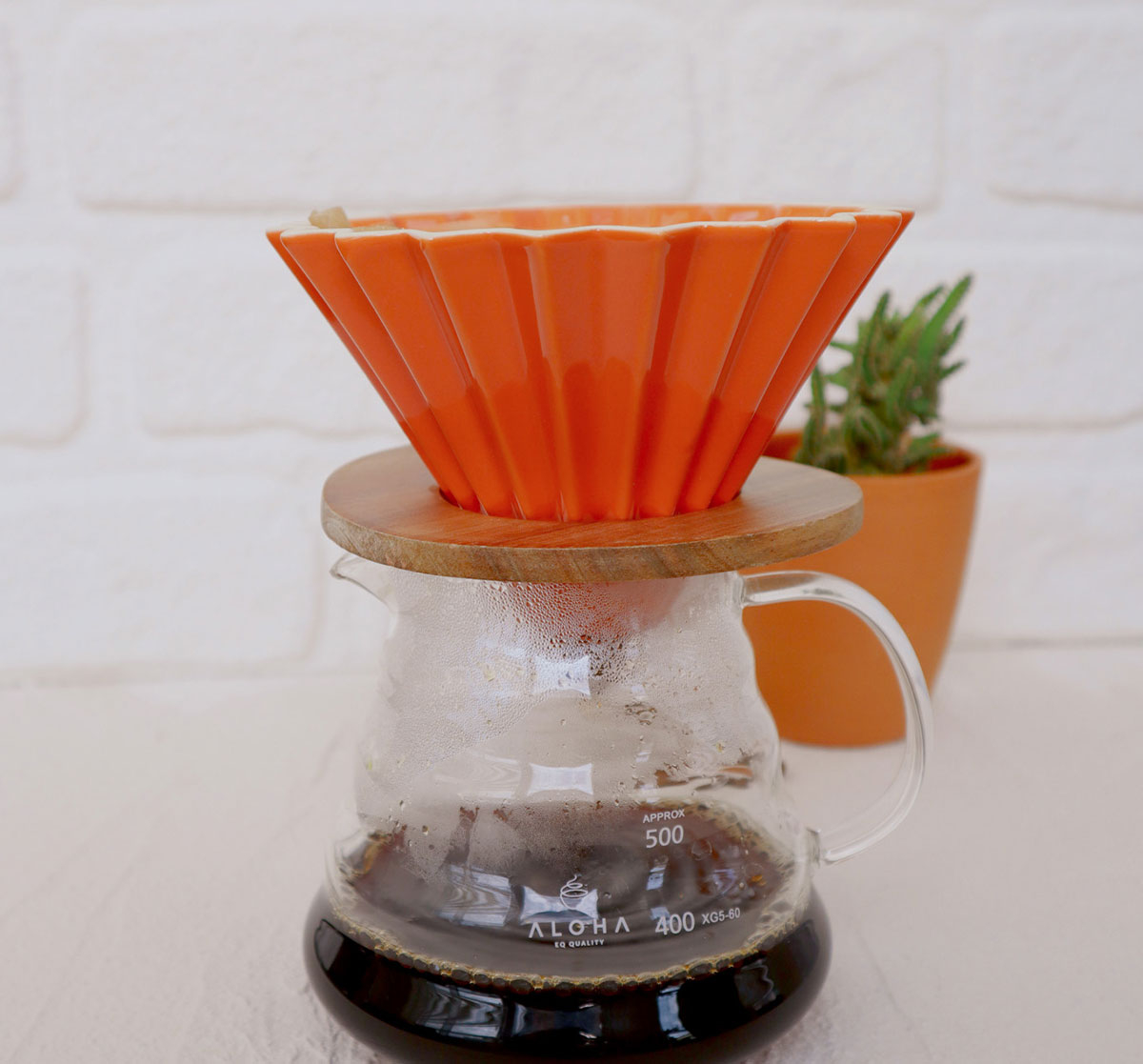 V60 Tropfer mit Holzständer – Orange